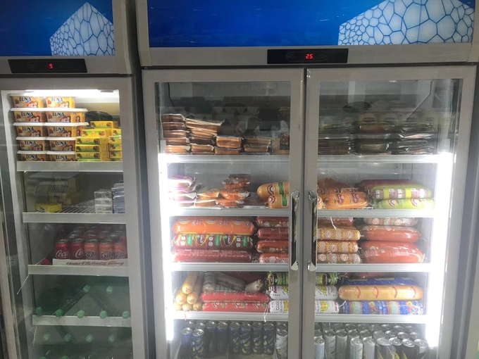 Тип дисплея двойных стеклянных дверей экономический refrigerate и сохраняет шкаф пива свежести на напитки 1