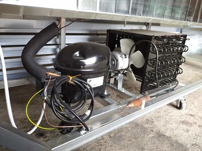Тип дисплея двойных стеклянных дверей экономический refrigerate и сохраняет шкаф пива свежести на напитки 12