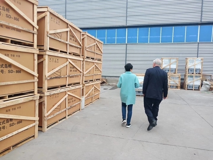 Тип дисплея двойных стеклянных дверей экономический refrigerate и сохраняет шкаф пива свежести на напитки 15
