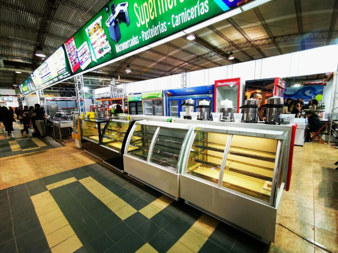 Изогнутый Refrigerated передней гранью торт охлаженный воздухом свежее держа 1 шкафа дисплея